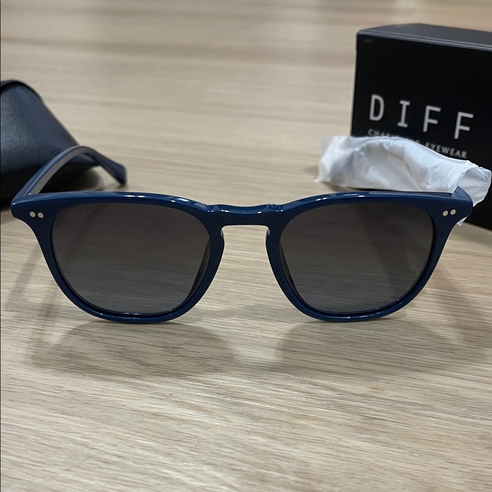Diff Eyewear Dark Blue Sunglasses